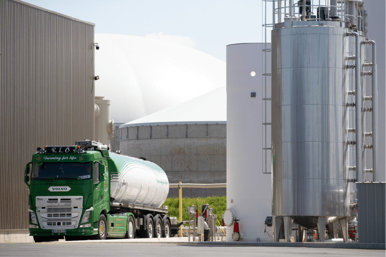 Un camion citerne Biolid qui livre des flix organiques
